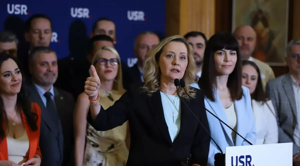 Elena Lasconi la inceputul sesiunii parlamentare FOTO Dumitru Angelescu