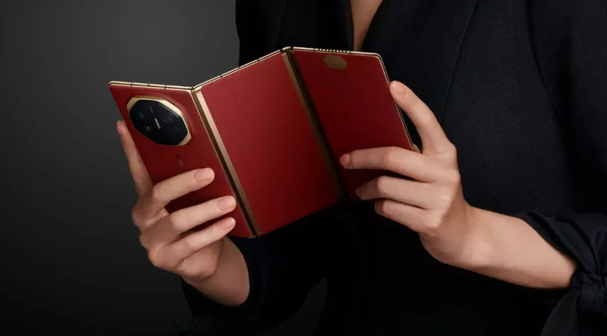 Huawei a lansat primul telefon pliabil în trei părți din lume. Reacții în China în legătură cu prețul de vânzare anunțat de producător