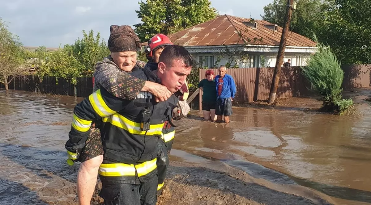 28 de localităţi din 7 judeţe, afectate de inundaţii. Numărul morților din judeţul Galaţi a urcat la 6, o persoană e dispărută