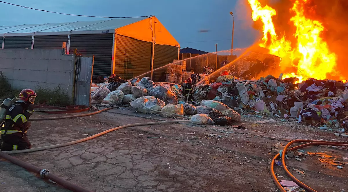 Incendiu masiv la un depozit de deșeuri din Sibiu. Mesaj RO-Alert pentru locuitorii din zonă