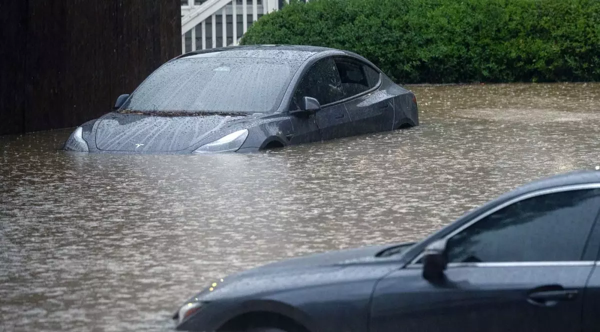 Un reporter a salvat o femeie prinsă în mijlocul inundațiilor, în timpul unei transmisiuni în direct, în Atlanta | VIDEO