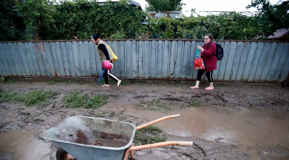 În Constanţa a plouat într-o oră cât pentru o lună, iar în Galaţi puhoiul a refulat în stradă