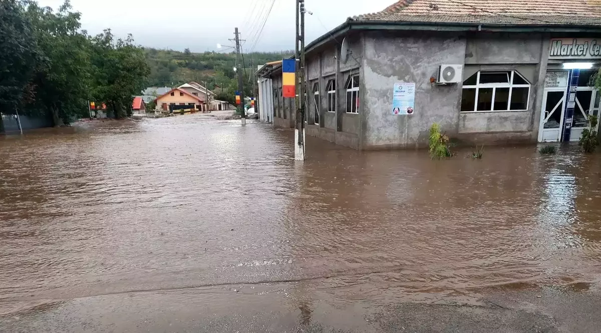 Cine are 3 miliarde de lei pe mână la Apele Române, instituția responsabilă de lucrările de amenajare contra inundațiilor: un condamnat penal care încasează 20.000 de lei pe lună