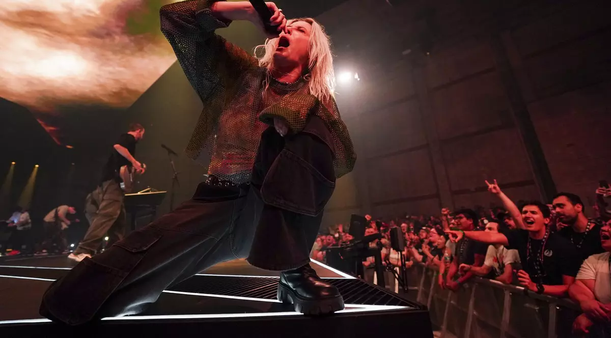 Trupa Linkin Park s-a reunit la 7 ani de la moartea lui Chester Bennington. Cine e Emily Armstrong, noua co-vocalistă a formației