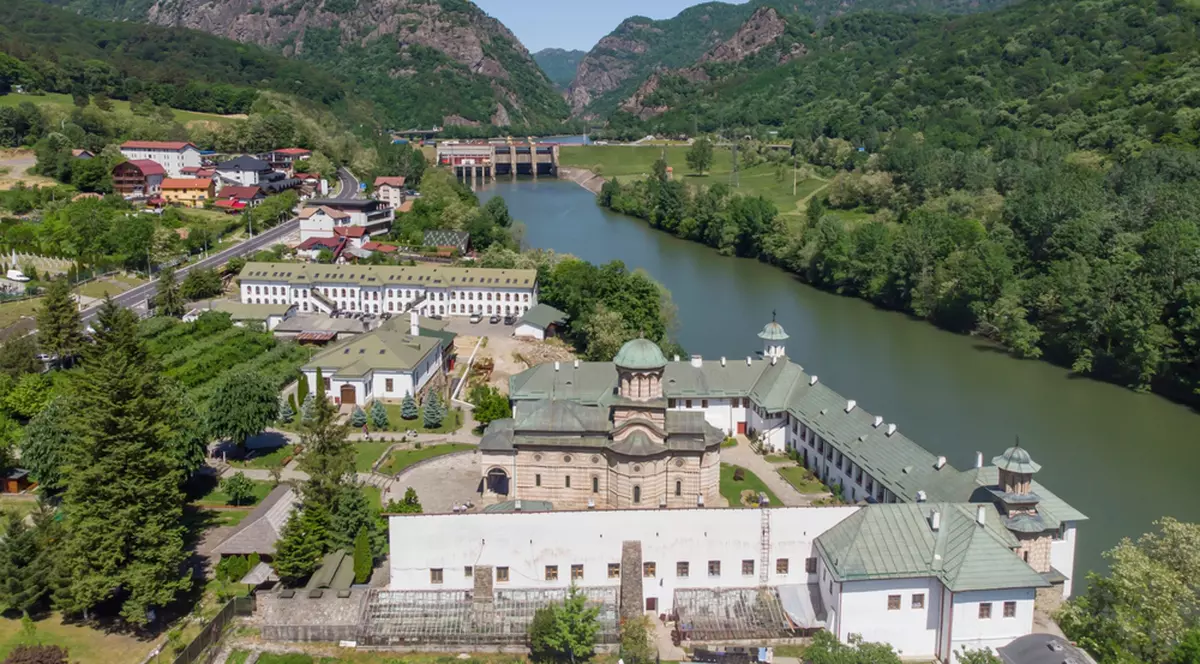 Cine a fost Mircea cel Bătrân, domnitor al Ţării Româneşti - Imagine cu Mănăstirea Cozia, ctitorie a lui Mircea cel Bătrân