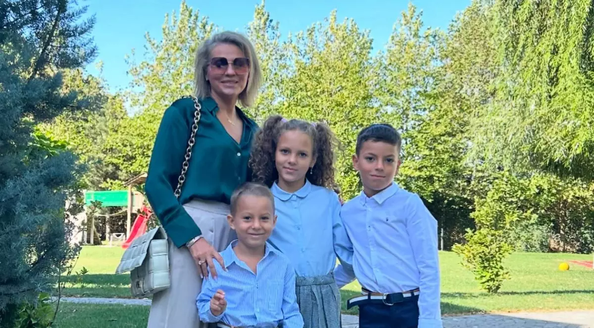 Imagini cu copiii Mirelei Vaida în prima zi de școală