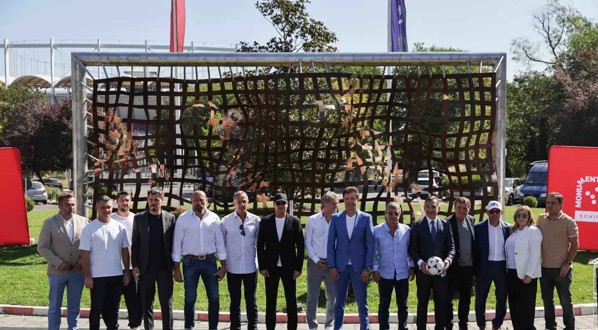 Monumentul dedicat Generației de Aur a României a fost inaugurat în fața Arenei Naționale. Este o poartă de fotbal uriașă