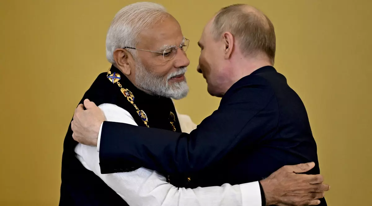 Premierul indian Narendra Modi (stânga) îmbrățișat de Vladimir Putin în timpul vizitei sale din vara acestui an la Moscova Foto: Hepta