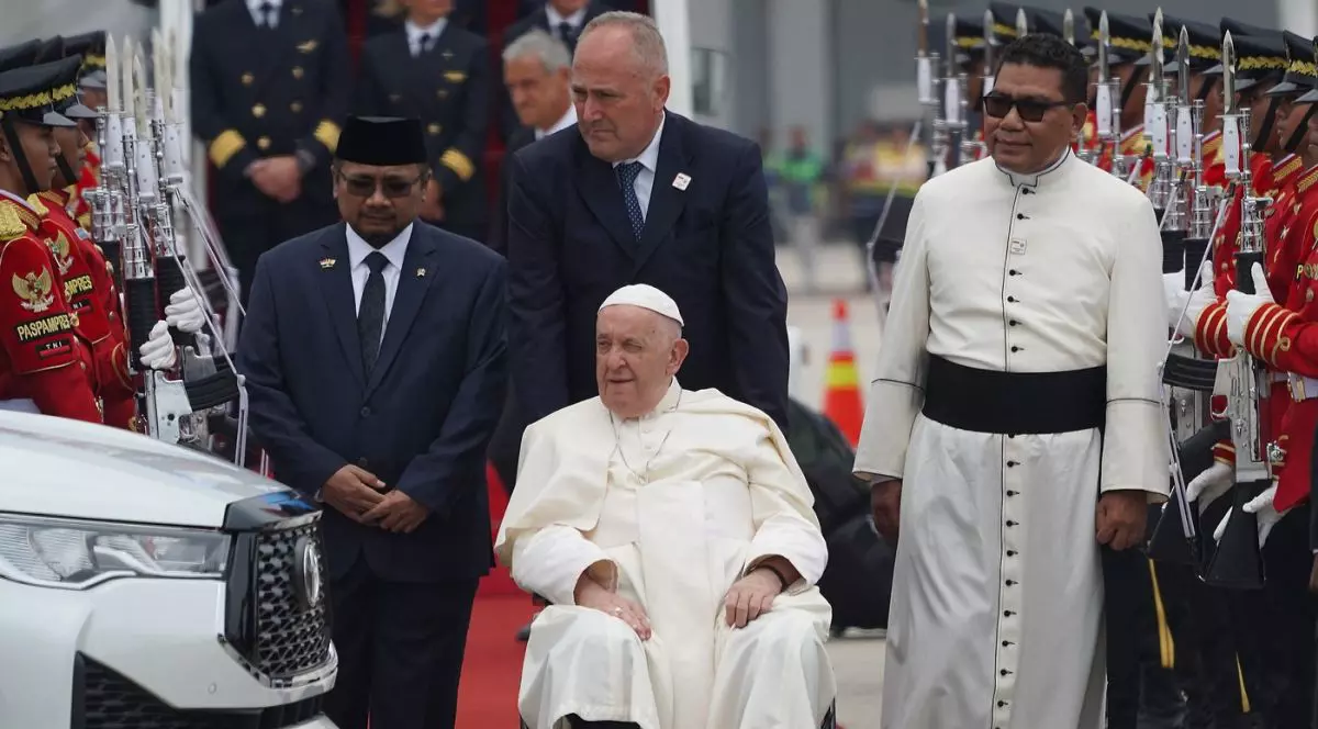 Papa Francisc a ajuns în Indonezia, prima țară pe care o vizitează în cel mai lung turneu al pontificatului său