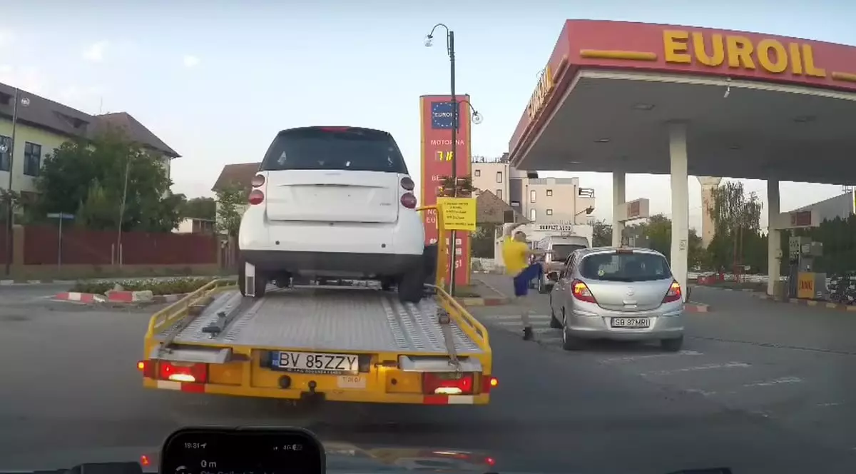 Momentul în care un polițist din Sibiu sare din mașină și lovește cu pumnii și picioarele un alt șofer. De la ce a pornit conflictul