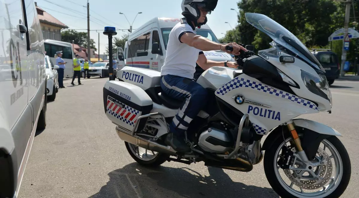Accident în Piața Victoriei. Un polițist pe motocicletă a lovit un pieton