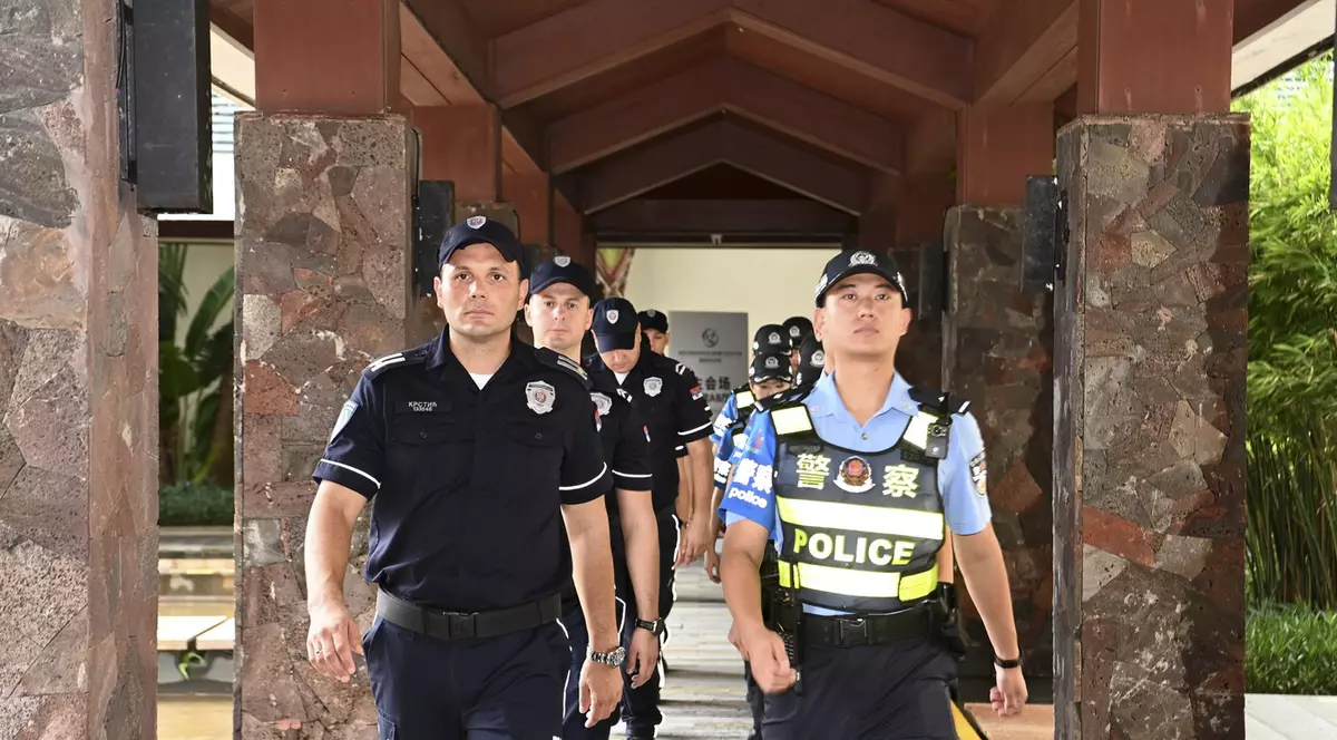 Polițiști chinezi patrulează alături de colegi sârbi în orașul Sanya, pe Insula Hainan Foto: Profimedia
