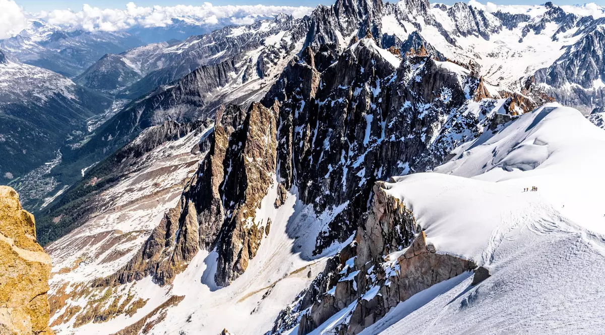 Cei patru alpinişti rămaşi blocaţi pe Mont Blanc din cauza vremii rele au fost găsiţi morți