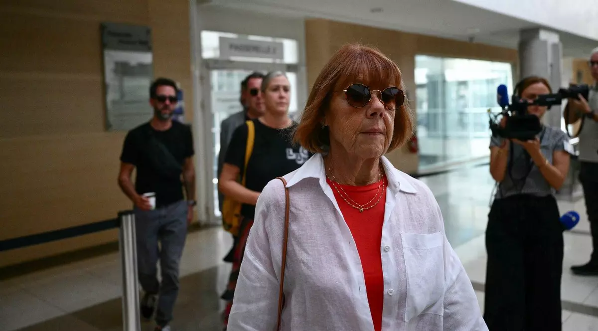 Femeia drogată de soț și violată de peste 70 de bărbați a cerut ca procesul să fie public și a depus mărturie: „M-au tratat ca pe un sac de gunoi”