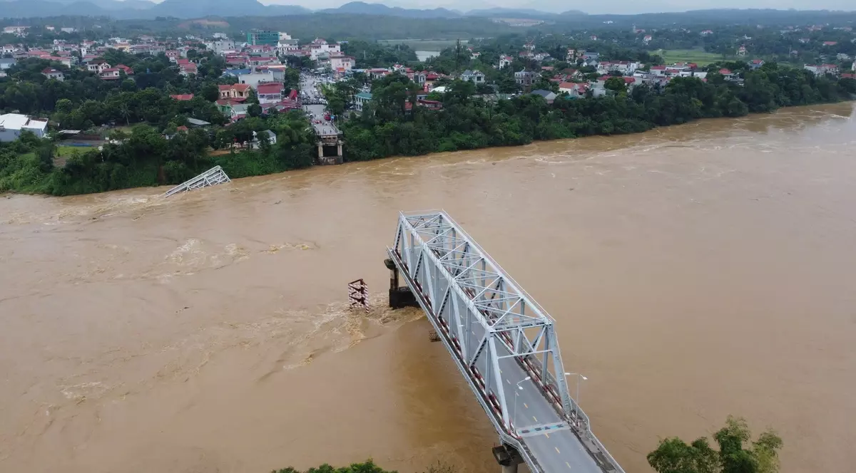 Momentul în care mai multe mașini plonjează într-un râu din Vietnam, după ce podul pe care se aflau s-a prăbușit. VIDEO