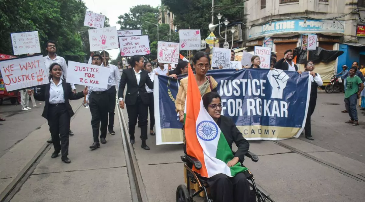 Proteste în 25 de țări după ce o tânără medic stagiar a fost violată și omorâtă într-un spital din India