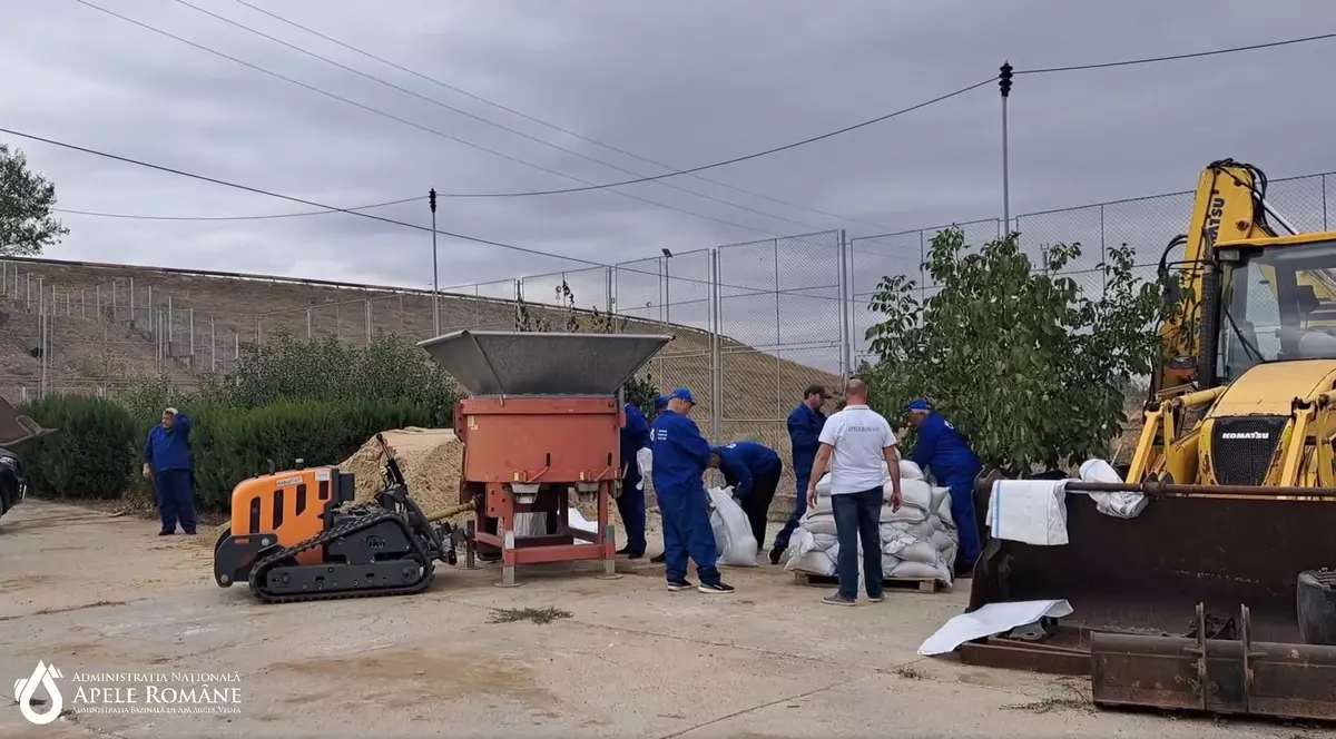 Autoritățile se pregătesc pentru viitura de pe Dunăre. 1.000 de saci de nisip, transportaţi pe sectorul românesc al fluviului VIDEO