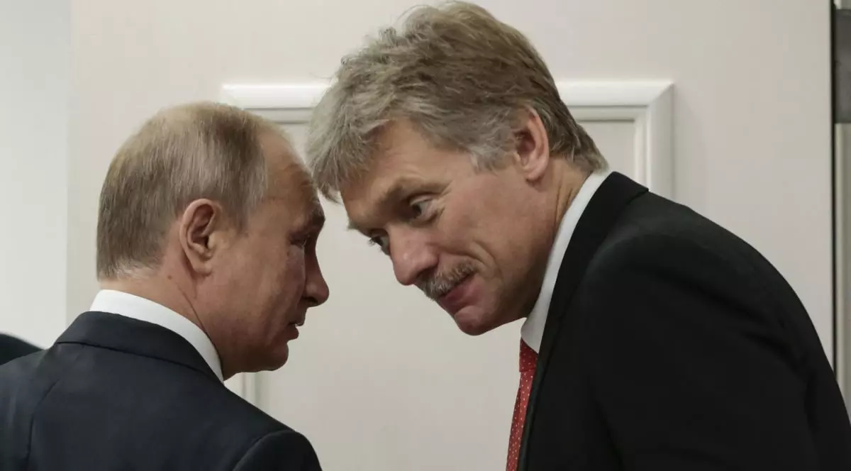 Dmitri Peskov (dreapta), alături de Vladimir Putin Foto: Hepta