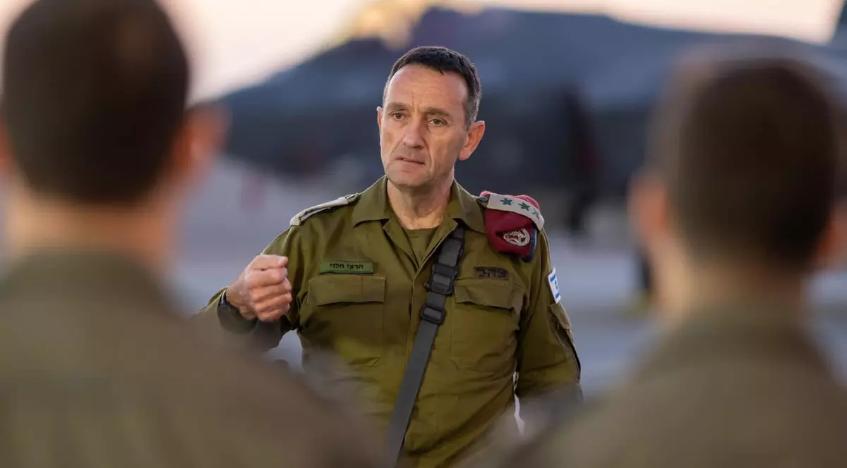 Șeful Statului Major al Israelului, generalul Herzi Halevi, în timpul unei vizite la o bază aeriană Foto: Hepta