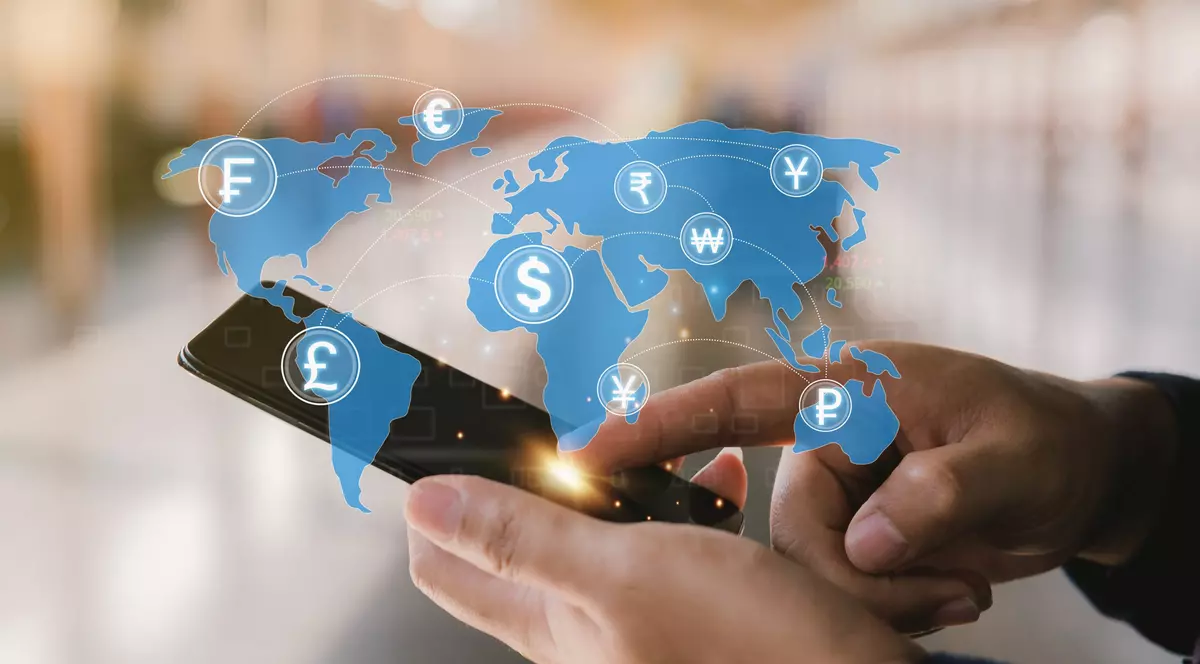 Barbat tine un telefon in mana. Deasupra telefonul se afla o mapa