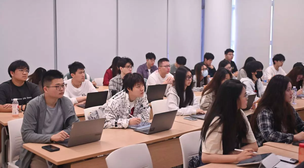 China îi avertizează pe studenți că „femei frumoase și bărbați chipeși” îi pot ademeni să devină spioni pentru agenții străine
