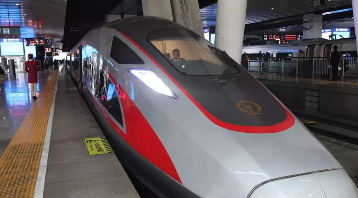 Primul tren electric chinezesc în România. Prin ce orașe va trece și care este viteza maximă cu care poate circula | VIDEO