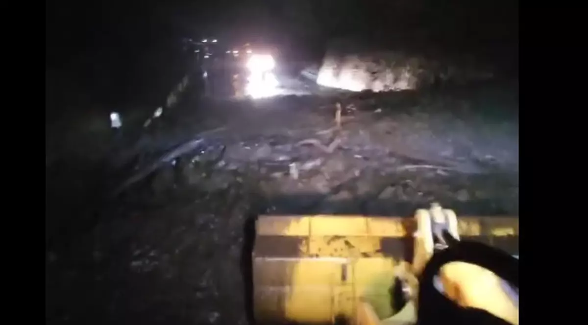 Traficul pe Valea Oltului dinspre Sibiu către Râmnicu Vâlcea, blocat în urma viiturii. Circulaţia a fost deviată pe DN 1