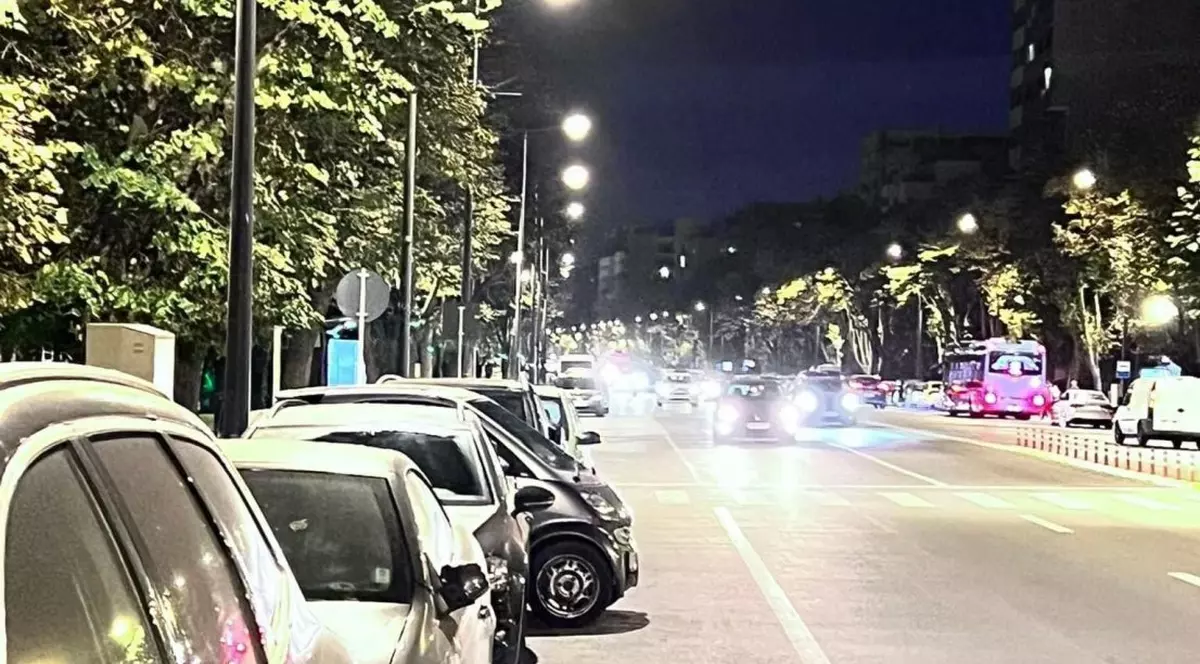 Parcare neobișnuită la Constanța, pe bulevardul Mamaia. Metoda inedită găsită de șoferul unui Smart