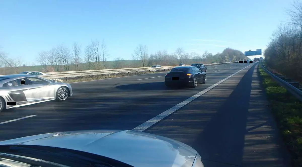 20 de mașini de lux din alaiul unei nunți au blocat o autostradă pe care circulau cu 20 km/h, în Germania. Poliția a scos nuntașii de pe șosea