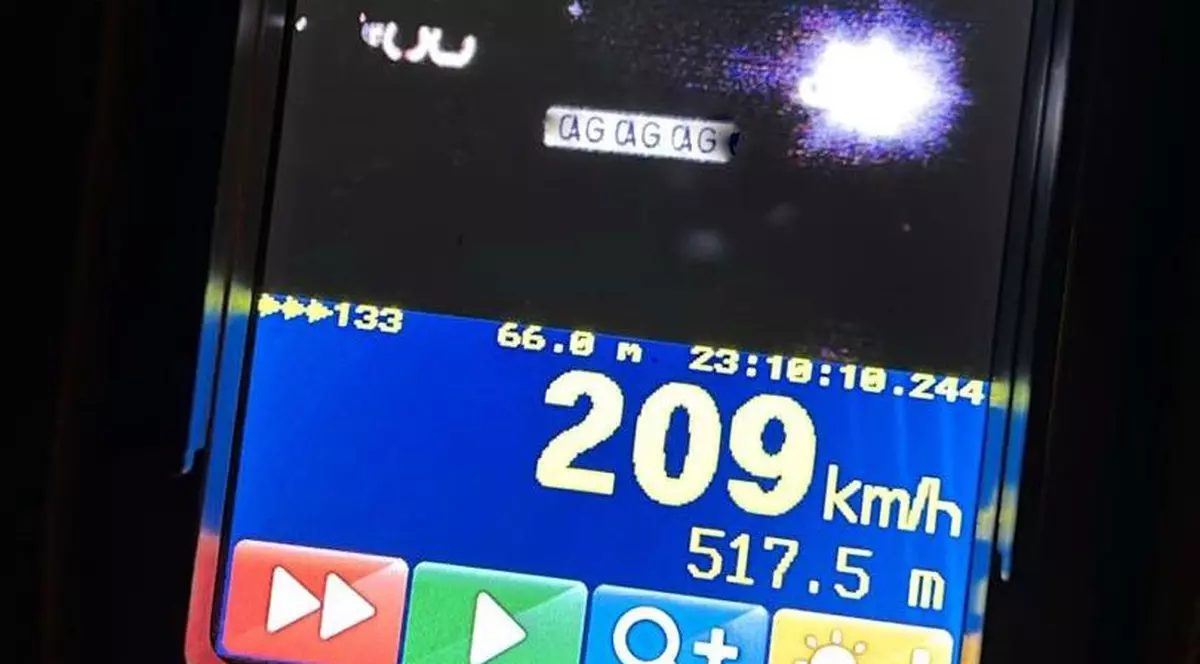 Șofer de 23 de ani, prins conducând cu 209 km/h pe A1: „Pe autostradă, piciorul mai scapă…”