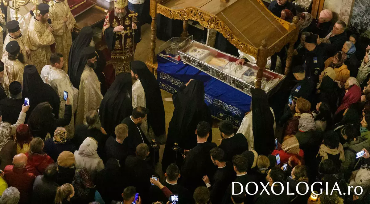 Racla cu moaştele Sfintei Cuvioase Parascheva, purtată în procesiune şi reaşezată în Catedrala Mitropolitană din Iași