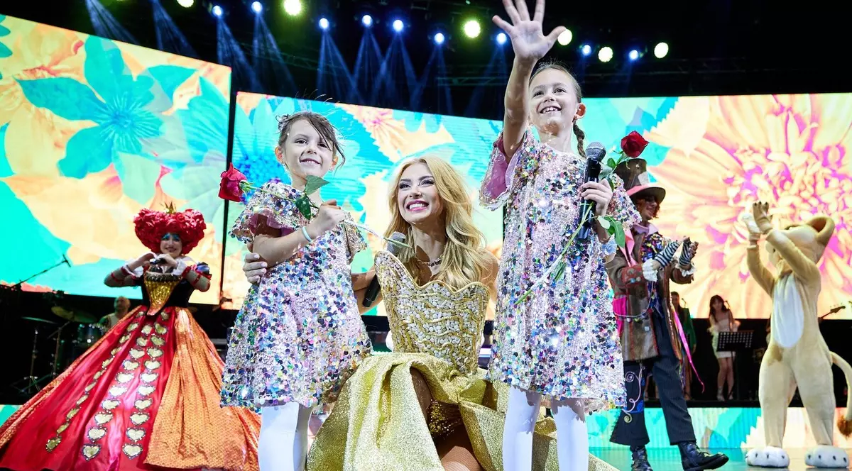 Una dintre dansatoarele Andreei Bălan rupe tăcerea. Ce s-a întâmplat în spatele cortinei, în timpul concertului susținut de artistă. „A rămas să privească sala goală”