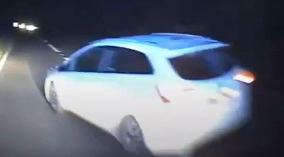 Momentul în care o ambulanță se răstoarnă, după ce o mașină îi taie fața | VIDEO