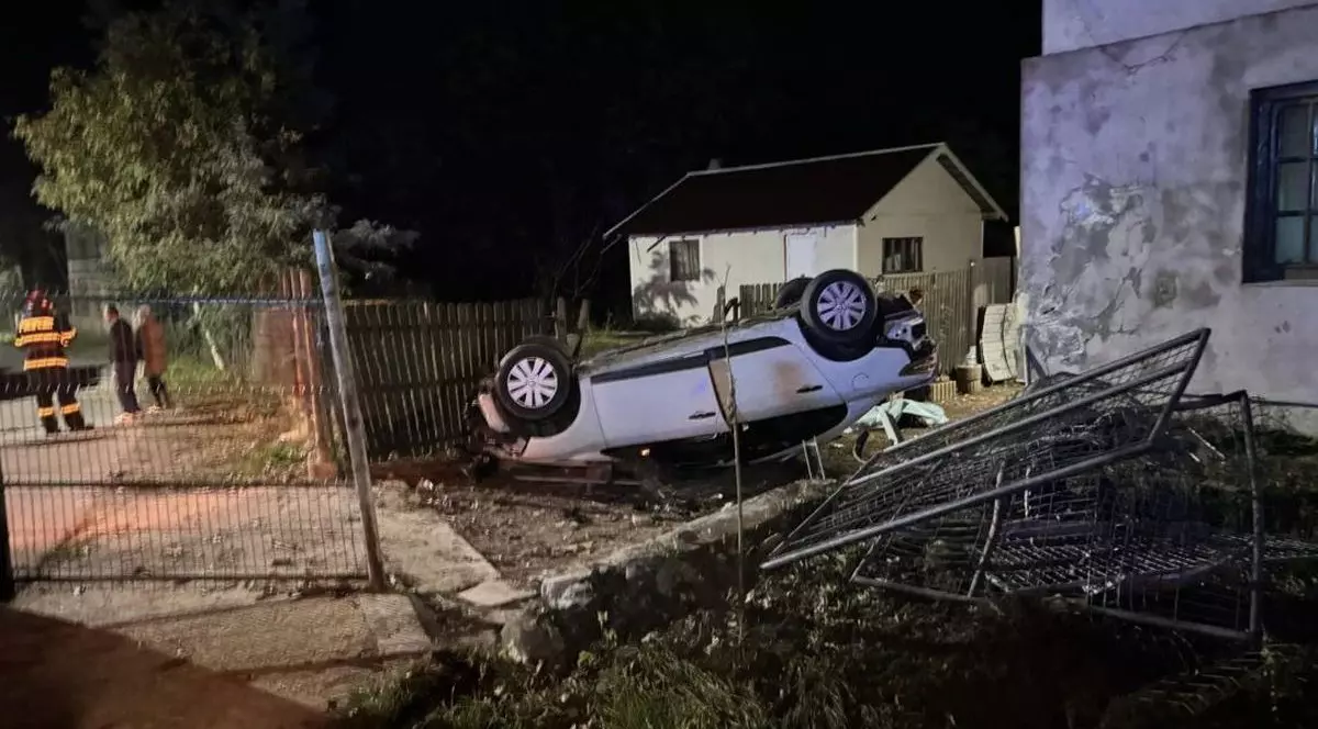 Tânăr mort de ziua lui, în mașina răsturnată chiar în curtea casei părinților, treziți din somn de o bubuitură