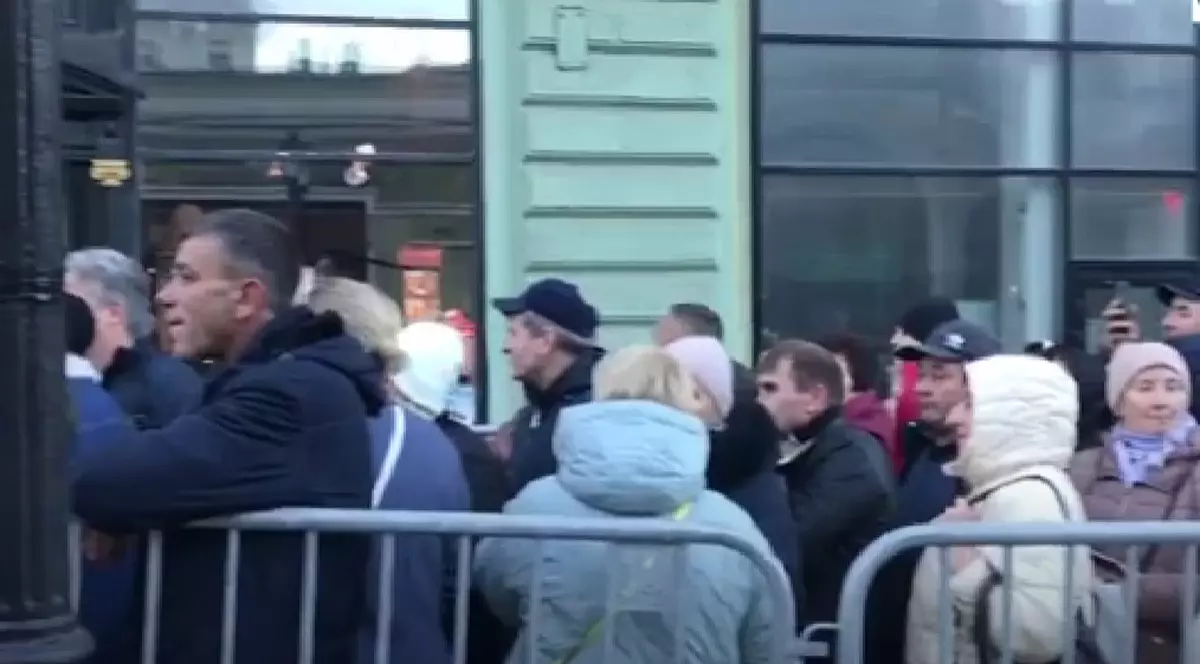 Alegători moldoveni la coadă la o secție de votare de la Moscova Captură YouTube/ Unimedia