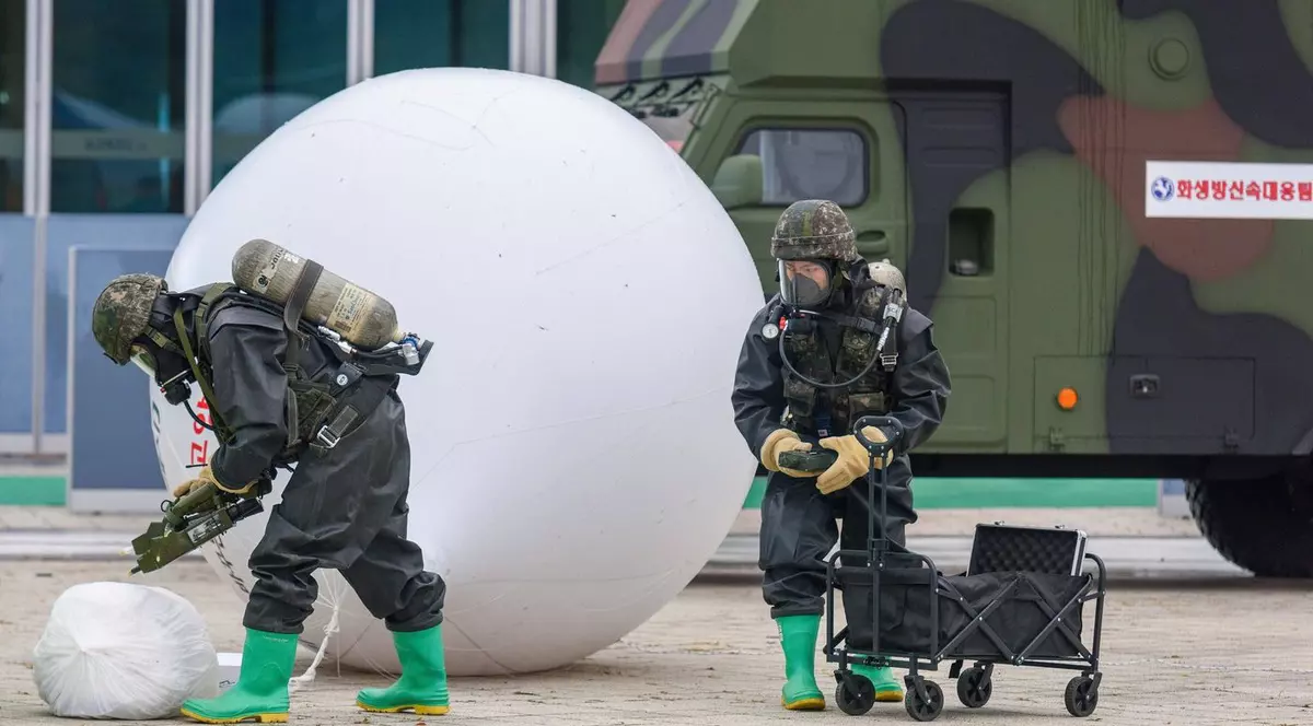 Balon cu deșeuri inspectat de armata sud-coreeană Foto: Profimedia