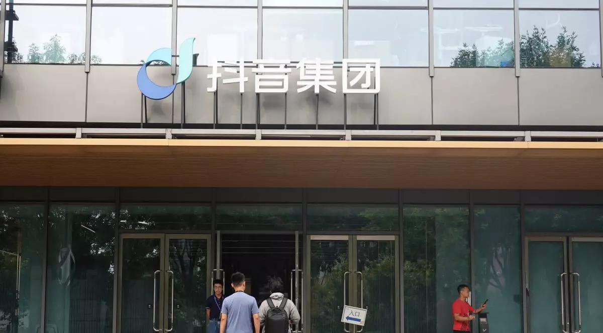 TikTok a concediat sute de angajați și i-a înlocuit cu inteligență artificială