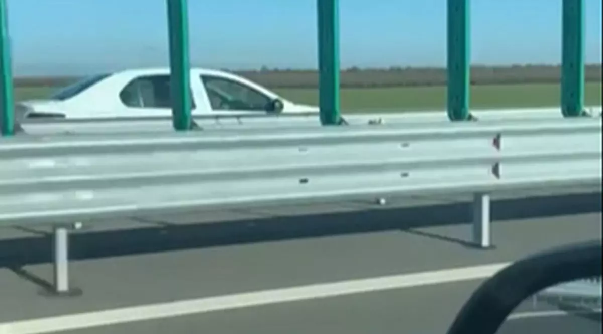 Un șofer de 70 de ani, filmat când merge pe contrasens pe drumul expres Craiova-Pitești | VIDEO