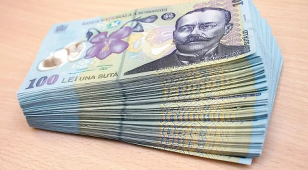 Un teanc de bancnote de o sută de lei
