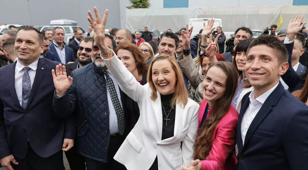 Elena Lasconi și-a depus candidatura la prezidențiale. Atac la Nicolae Ciucă: „Asta știe să facă, să execute ordine” | VIDEO