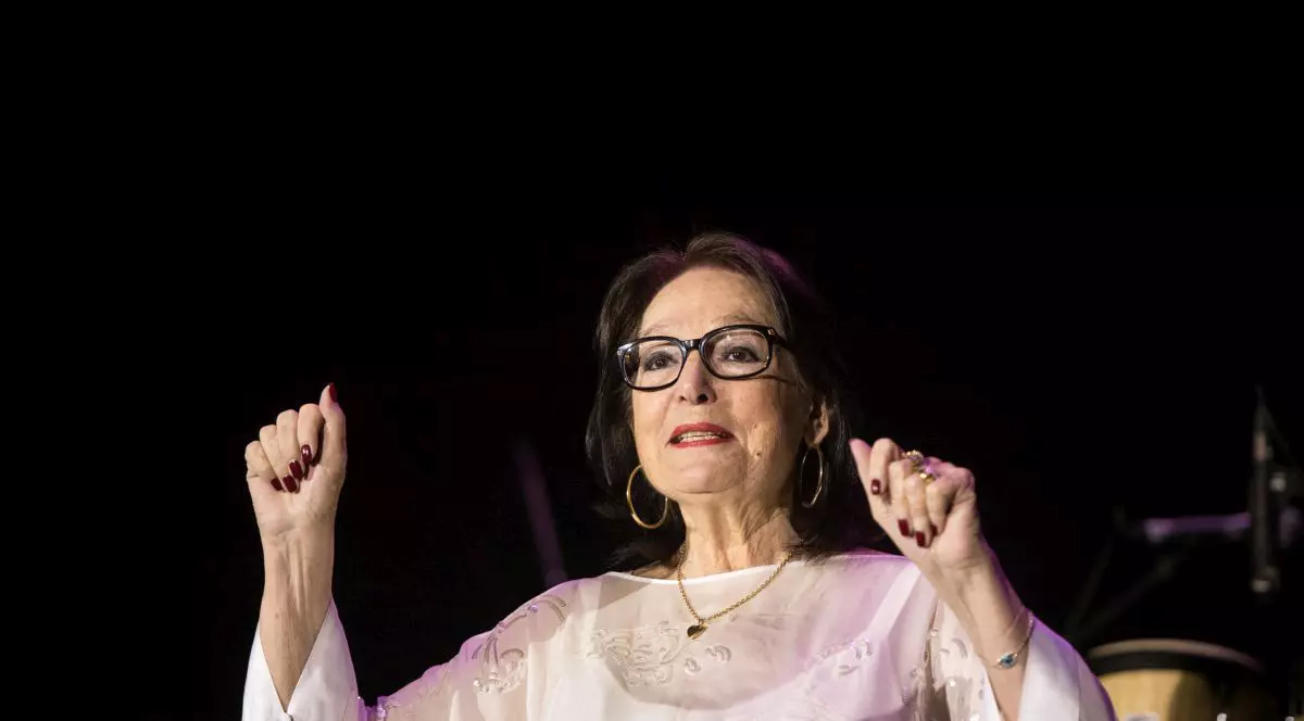 Nana Mouskouri se retrage de pe scenă la 90 de ani. „Cred că am făcut destul”