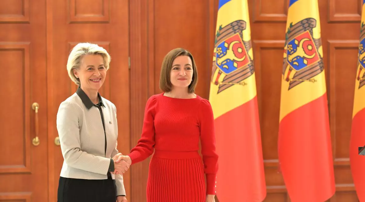 Ursula von der Leyen (stânga), alături de Maia Sandu, în cursul unei vizite efectuate pe 10 octombrie la Chișinău Foto: Hepta