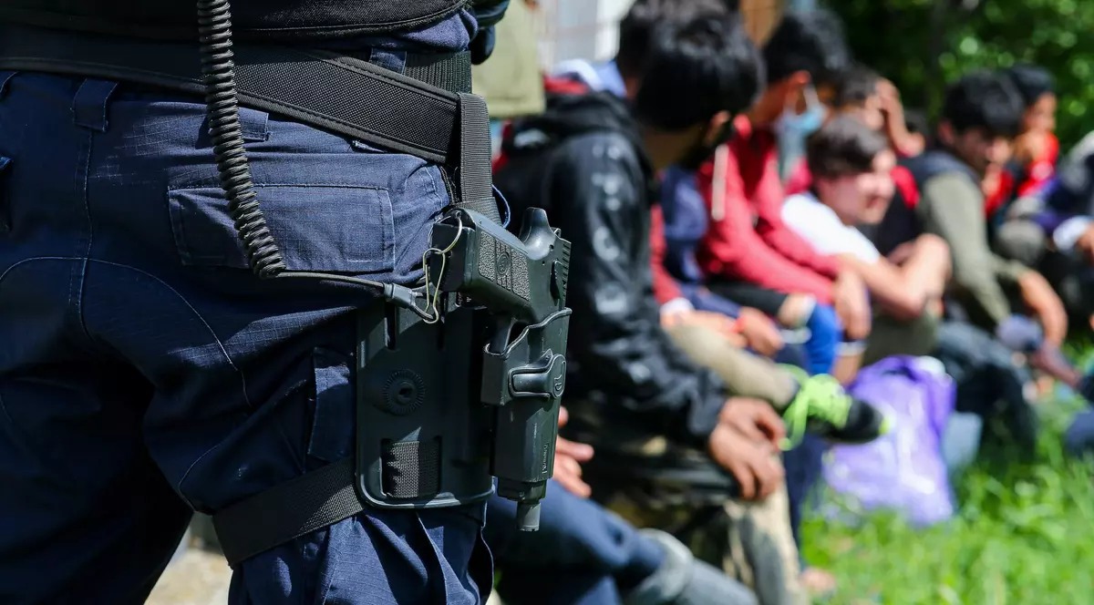 Migranți transportați în cuști metalice sudate sub caroserie. Fost polițist, lider al grupării infracționale: „Dacă îs mari, mai mult de 6 nu”