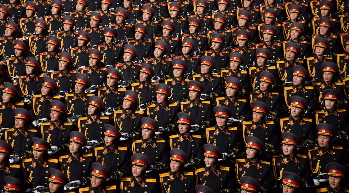 Soldați nord-coreeni defilând în timpul unei parade militare care marchează cea de-a 75-a aniversare a înființării Armatei Populare Coreene în Piața Kim Il Sung.