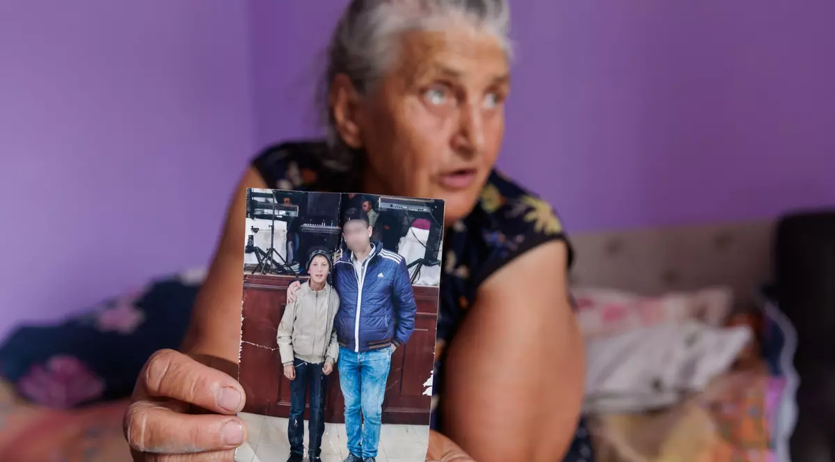 Pe urmele lui Ionuţ Geană, copilul dispărut după ce a fost dus de rude la un saivan din Tulcea unde era „om de curte”.  „L-am văzut când pleca cu o maşină roşie, cu unu’ tatuat”