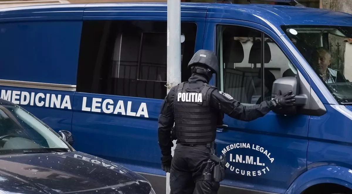 Un poliţist de 23 de ani a murit după ce a căzut de la etajul unui bloc din București