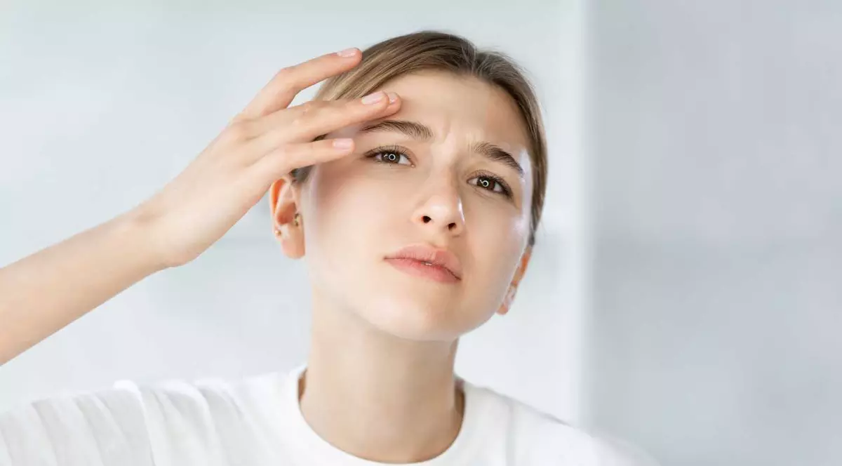Îngrijirea tenului gras – soluții eficiente pentru a controla excesul de sebum