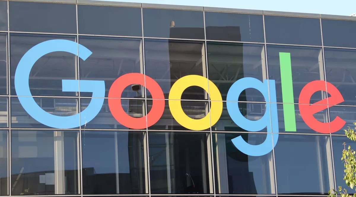 Logo-ul Google de la intrarea principală a sediului companiei mamă Alphabet Inc.
