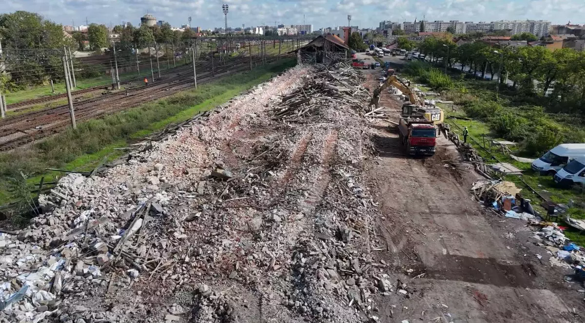 Magazia de mărfuri a gării din Timișoara, veche de 130 de ani, a fost demolată | VIDEO