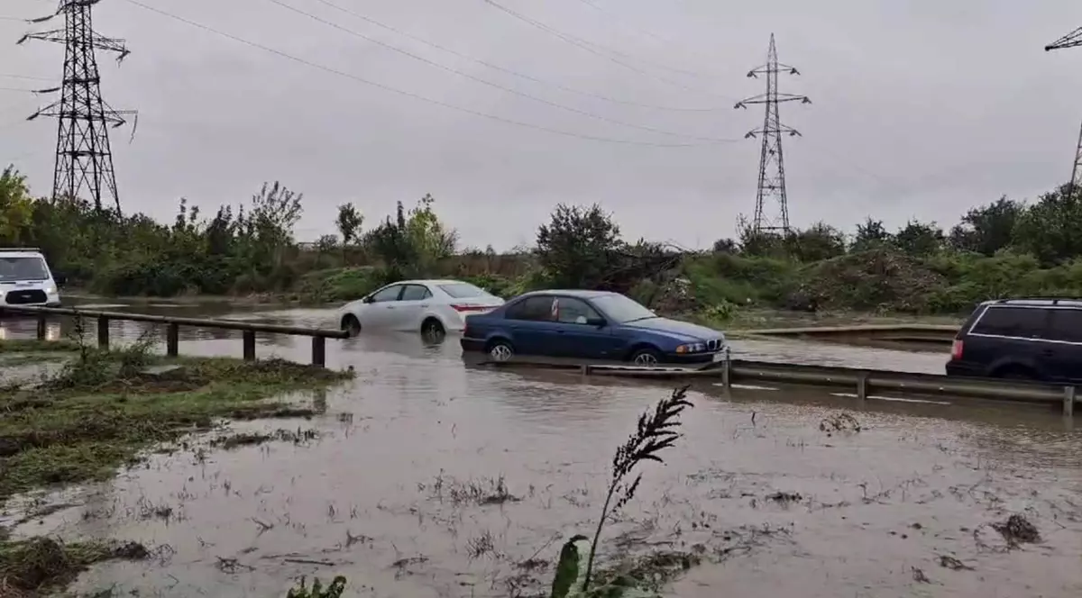 Locuințe și străzi inundate de ploi, pe litoral. Un cod galben de vânt este în vigoare miercuri